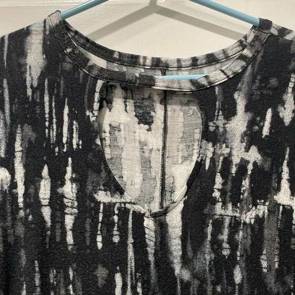 Black and white top - Picture 3 of 3